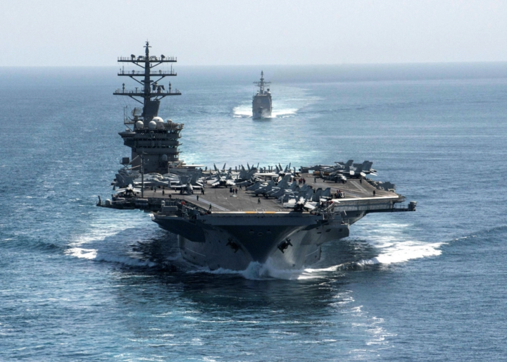 USS Nimitz di chuyển qua eo biển Hormuz để tiến vào vùng Vịnh tháng 9/2020. (Ảnh: Getty)