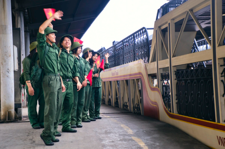 Chuyến tàu trở thành cầu nối cảm xúc giữa các thế hệ.