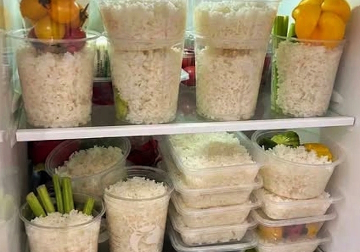 Trên mạng xã hội, trữ cơm được xem như mẹo tiết kiệm thời gian, hỗ trợ giảm cân. (Ảnh minh họa)