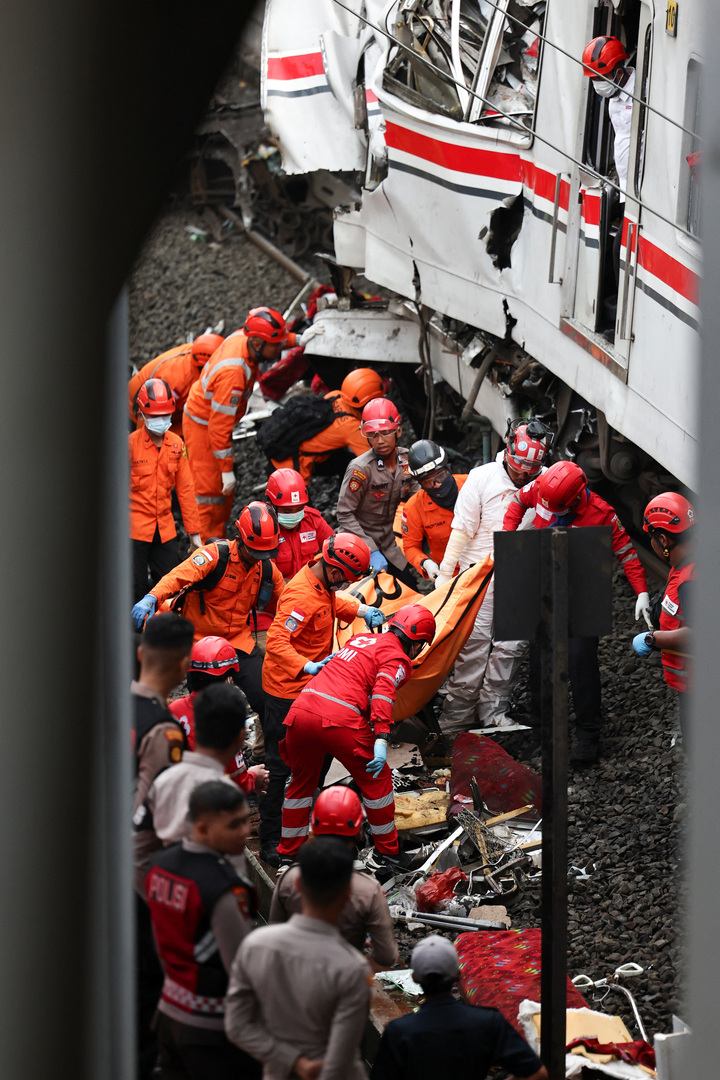 Lực lượng cứu hộ làm việc tại hiện trường.