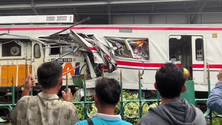 Hình ảnh thảm khốc tai nạn liên hoàn giữa 2 tàu hoả và taxi điện tại Indonesia - 7