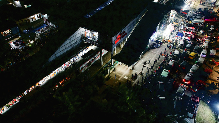 Hình ảnh thảm khốc tai nạn liên hoàn giữa 2 tàu hoả và taxi điện tại Indonesia - 5