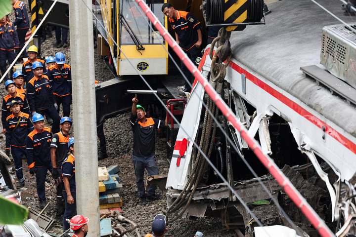 Hình ảnh thảm khốc tai nạn liên hoàn giữa 2 tàu hoả và taxi điện tại Indonesia - 3