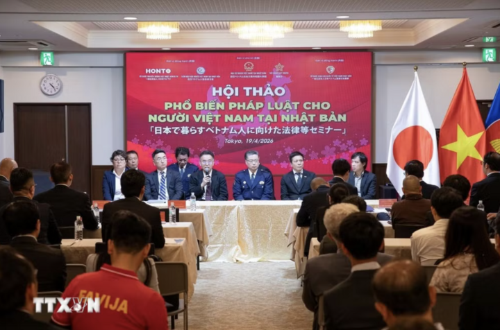 Đại diện TMPD và lãnh đạo Đại sứ quán giải đáp thắc mắc cho kiều bào trong phần "Hỏi & đáp" tại hội thảo phổ biến pháp luật cho người Việt Nam tại Nhật Bản. (Ảnh: Xuân Giao/TTXVN)