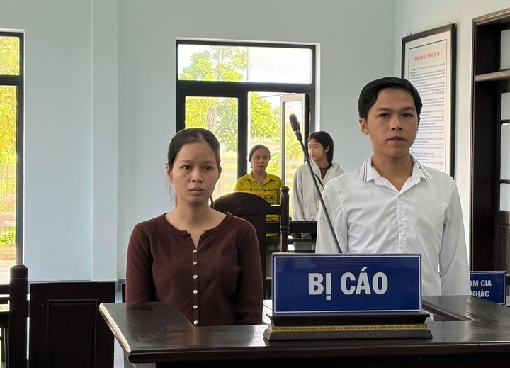 Vợ chồng bị cáo Lê Đình Kỳ Chinh và Nguyễn Thị Thủy tại tòa.