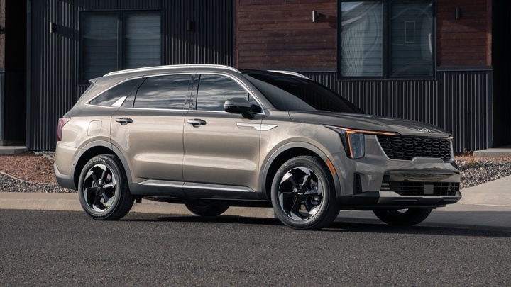 Phiên bản xe lai cỡ D sở hữu công suất 242 mã lực cùng nhiều công nghệ hỗ trợ vận hành mới.