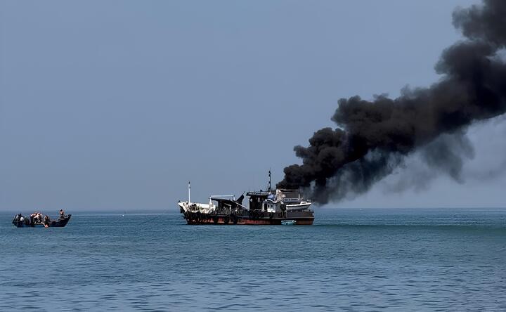 Tàu chở dầu neo đậu trên biển Lâm Đồng bốc cháy dữ dội vào sáng 29/4.