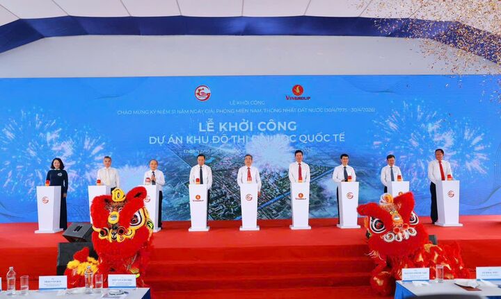 Lãnh đạo TP.HCM và đại diện chủ đầu tư Vingroup thực hiện nghi thức khởi công dự án Khu đô thị Đại học Quốc tế tại khu vực cửa ngõ chiến lược phía Tây Bắc thành phố.