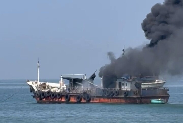 Đám cháy bốc lên dữ dội và khói đen bao phủ khắp con tàu.