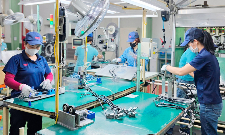 Công ty Nichirin Việt Nam (khu công nghiệp Quang Châu) chuyên sản xuất dây dẫn phanh cho xe máy, ô tô.