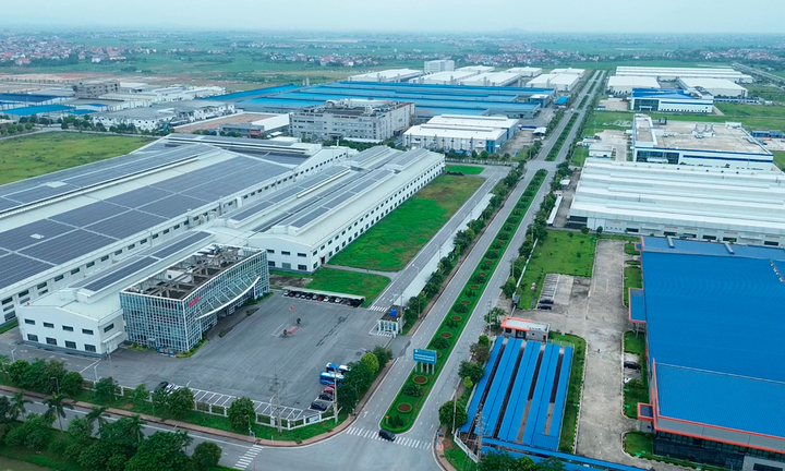 Khu công nghiệp Hòa Phú thu hút nhiều nhà đầu tư.