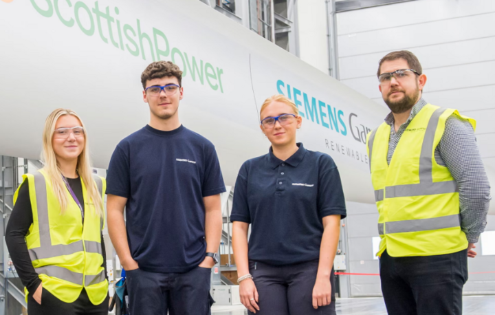 Dane Glenn (thứ hai từ trái sang) và các nhân viên tại Siemens Gamesa. (Ảnh: The Guardian)