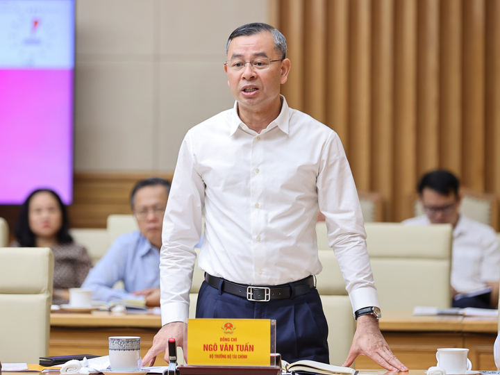 Bộ trưởng Bộ Tài chính Ngô Văn Tuấn báo cáo tại cuộc làm việc.