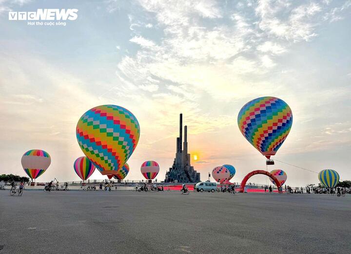 Để đảm bảo vận hành, ban tổ chức huy động khoảng 8 - 9 phi công, kỹ thuật viên khinh khí cầu cùng gần 40 nhân sự hỗ trợ. Ngoài ra, Trung tâm Huấn luyện và Thi đấu thể thao cũng bố trí thêm khoảng 40 huấn luyện viên, vận động viên tham gia phục vụ chương trình.