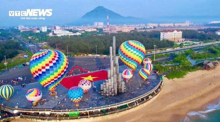 Trong khuôn khổ hoạt động phục vụ du lịch dịp lễ 30/4 - 1/5, khu vực Tháp Nghinh Phong (phường Tuy Hòa) được bố trí 12 khinh khí cầu, gồm 2 khinh khí cầu bay neo tại chỗ và 10 khinh khí cầu trang trí mặt đất.