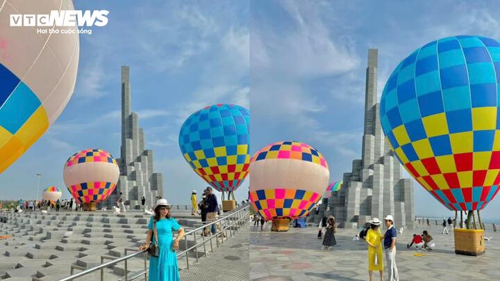 Chị Trần Thị Chi (du khách đến từ TP.HCM) cho biết, đây là lần đầu tiên chị đến với Tuy Hòa và cũng là lần đầu bắt gặp khoảnh khắc này. "Biển Tuy Hòa quá đẹp, khinh khí cầu rực rỡ. Tôi sẽ nói với bạn bè hãy đến Tuy Hòa du lịch" - chị Chi nói.