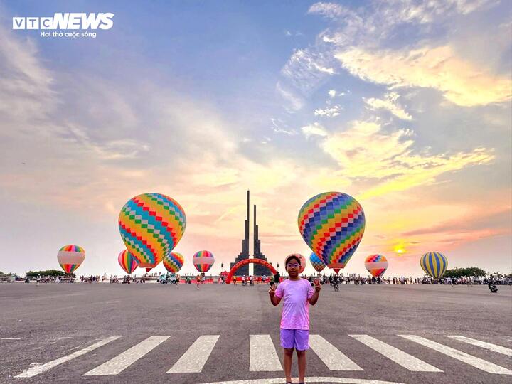 Nhiều người dân, du khách hào hứng với sự xuất hiện của các khinh khí cầu.