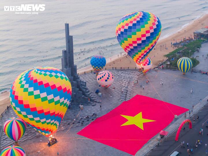 Hai khinh khí cầu bay neo có đường kính khoảng 23m, cao 39m, mỗi lượt có thể chở từ 10 - 12 người. Thời gian bay dự kiến diễn ra vào buổi sáng từ 6h30 đến 9h và buổi chiều từ 17h đến 21h, kéo dài đến hết ngày 1/5.