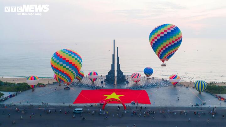 Trong khi đó, 10 khinh khí cầu trang trí mặt đất với đường kính 8m, cao 13m được bố trí tạo điểm nhấn không gian, phục vụ nhu cầu tham quan, chụp ảnh của du khách.