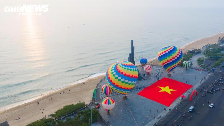 Cũng theo đại diện Sở, công tác đảm bảo an toàn được đặt lên hàng đầu. Mỗi lượt bay đều có 3 phi công phụ trách, trong đó 2 người dưới mặt đất và 1 người điều khiển trên khinh khí cầu, đồng thời giới hạn số lượng khách mỗi chuyến để đảm bảo an toàn tối đa.