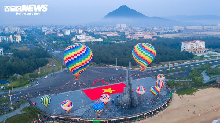 Theo ông Trần Hồng Tiến - Giám đốc Sở Văn hóa, Thể thao và Du lịch tỉnh Đắk Lắk, đây là hoạt động trải nghiệm miễn phí nhằm đa dạng hóa sản phẩm du lịch, góp phần quảng bá cảnh quan thiên nhiên và hình ảnh địa phương. “Từ trên khinh khí cầu, du khách có thể ngắm toàn cảnh khu vực như bãi biển Tuy Hòa, Tháp Nhạn hay núi Chóp Chài,” ông Tiến cho biết.