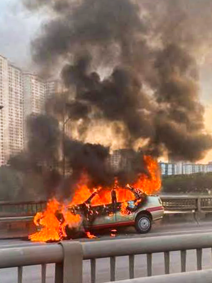 Hiện trường vụ cháy ô tô. (Ảnh: Hoàng Minh)