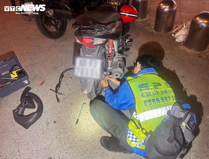 Một trường hợp xe hư giữa khuya được đội S.P.D hỗ trợ sửa chữa miễn phí, giúp người dân tiếp tục hành trình an toàn.