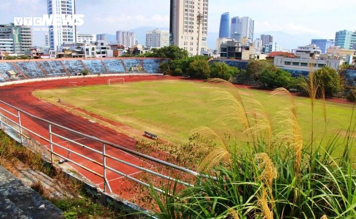 Sân vận động Chi Lăng có diện tích hơn 55.000 m². Năm 2010, sân vận động này được bán cho Công ty TNHH Tập đoàn Thiên Thanh (lúc này do ông Phạm Công Danh làm Chủ tịch Hội đồng quản trị) để xây dựng khu phức hợp thương mại và dịch vụ cao tầng. Sau khi giao đất, sân vận động được chia thành 10 giấy chứng nhận quyền sử dụng đất và thế chấp để vay vốn ngân hàng.