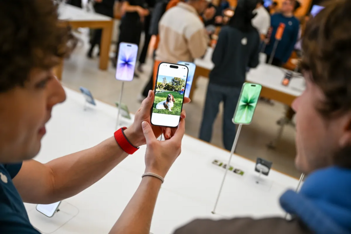 Điện thoại iPhone được bày bán tại một cửa hàng tại Mỹ. (Nguồn: Bloomberg)