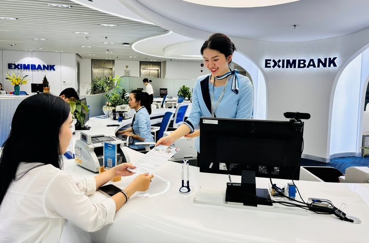 Khách hàng giao dịch tại Eximbank Phùng Khắc Khoan, Phường Tân Định, TP.HCM.