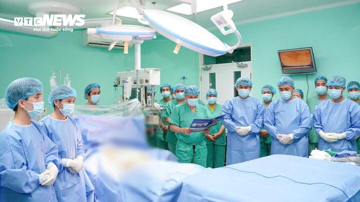 GS.TS Phạm Như Hiệp và các bác sĩ của Bệnh viện Trung ương Huế thực hiện tri ân, mặc niệm bệnh nhân chết não, hiến tạng cứu người