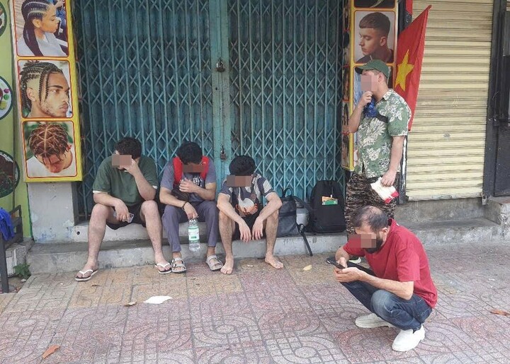 5 người nước ngoài kịp thời thoát nạn.