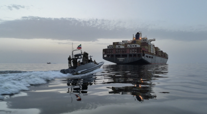 Lực lượng Vệ binh Cách mạng Hồi giáo (IRGC) bắt giữ tàu tại eo biển Hormuz. (Ảnh: Reuters)