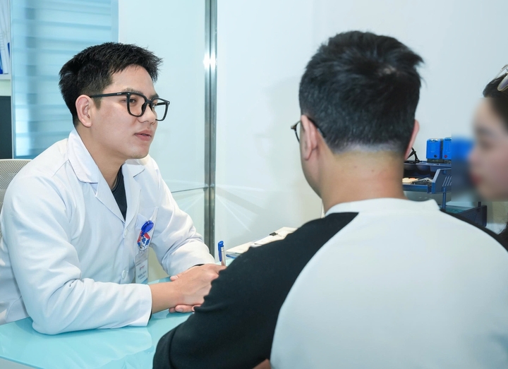 BSCKI Đặng Văn Hà tư vấn sức khoẻ cho bệnh nhân đến khám. (Ảnh: Loan Hải)