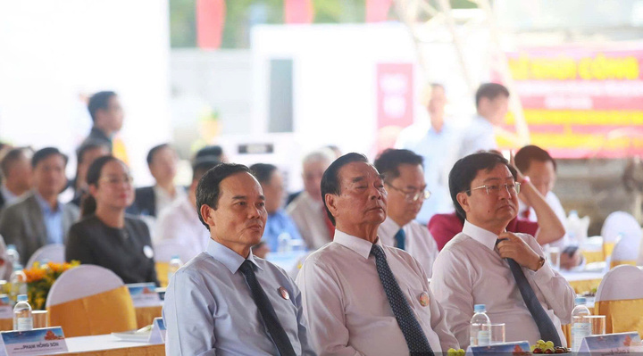 Đại tướng Lê Hồng Anh, nguyên Ủy viên Bộ Chính trị, nguyên Thường trực Ban Bí thư Trung ương Đảng và Bí thư Thành ủy TP.HCM Trần Lưu Quang cùng các đại biểu dự lễ khởi công tại đầu cầu Thủ Thiêm.