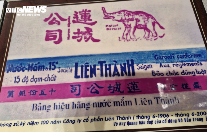 Biểu tượng của thương hiệu nước mắm Liên Thành không phải là cá biển mà là con voi đỏ thể hiện mong muốn thức tỉnh dân tộc, vừa bằng tập tính bầy đàn, vừa bằng sức mạnh của loài voi.
