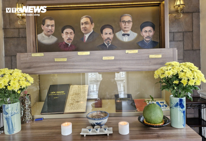 Suốt 120 năm qua, có một điều đặc biệt ở doanh nghiệp này là nơi trang trọng nhất đặt một bàn thờ các nhà sáng lập; mỗi đầu ngày, nhân viên kính cẩn khói hương.