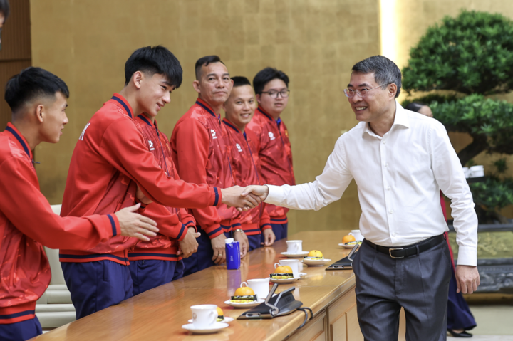 Thủ tướng Chính phủ Lê Minh Hưng gặp mặt, chúc mừng đội tuyển bóng đá nam U17 quốc gia Việt Nam - Ảnh: VGP/Nhật Bắc