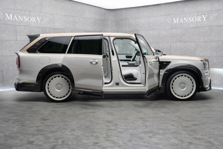 Khoang nội thất được làm mới hoàn toàn với vật liệu xa xỉ và màu sắc độc đáo.