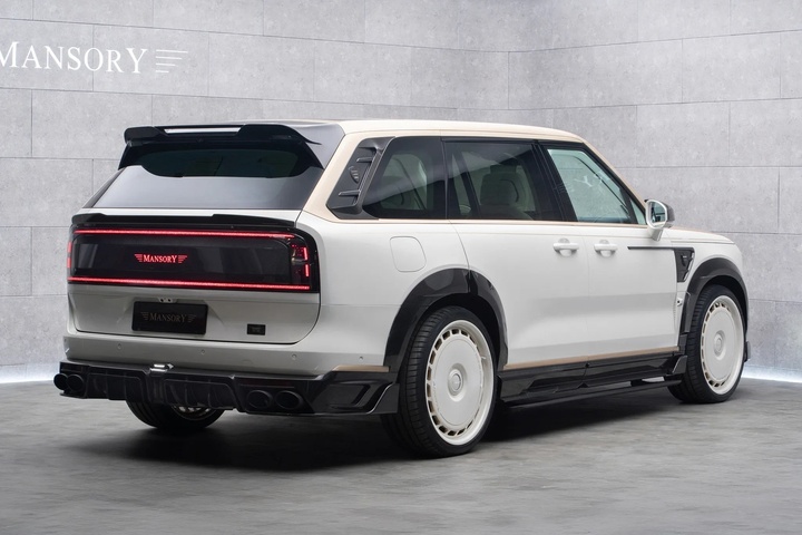 Bộ mâm đúc đa chấu kích thước lớn tạo vẻ bề thế và quyền lực cho mẫu SUV điện.