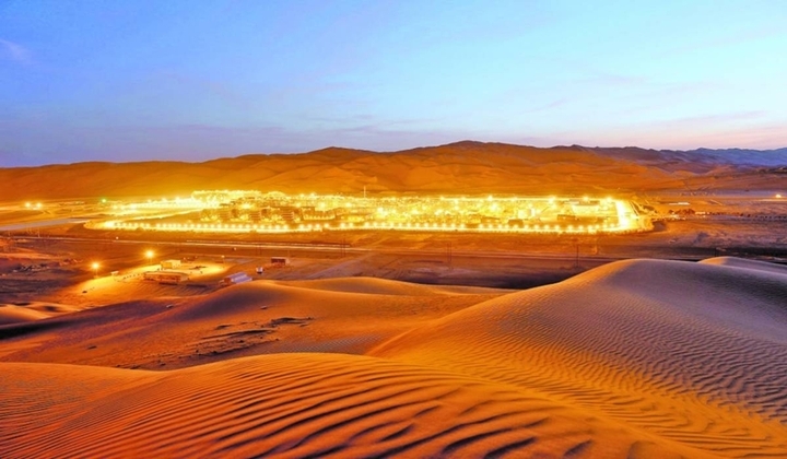 Với Saudi Arabia, Ghawar mang lại nguồn thu khổng lồ từ xuất khẩu dầu thô, đồng thời đóng vai trò nền tảng trong tài khóa quốc gia. (Ảnh: Ajel-english)