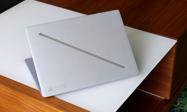 Nắp của ASUS ROG Zephyrus G14 có một đường rạch chéo nổi bật với đèn LED trắng được gắn ở giữa. (Nguồn: Engadget)