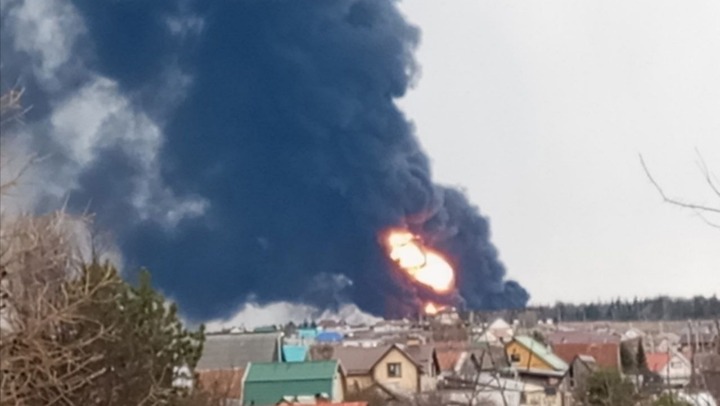 Đám cháy tại một cơ sở dầu mỏ gần Perm ngày 29/4/2026. (Nguồn: Exilenova+)