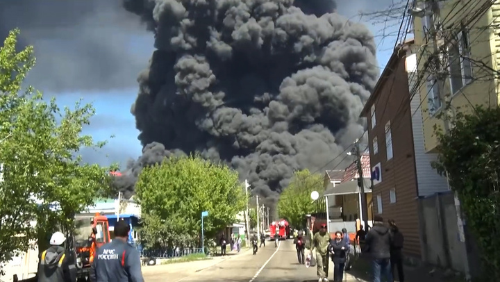 Khói bốc lên sau cuộc tấn công bằng UAV nhằm vào nhà máy lọc dầu và cảng Tuapse, Nga, ngày 29/4/2026, theo video do Thống đốc vùng Krasnodar Veniamin Kondratyev công bố qua Telegram. (Nguồn: AP)