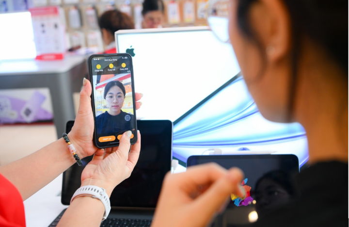 Nhân viên nhà mạng hỗ trợ khách hàng xác thực thông tin thuê bao.