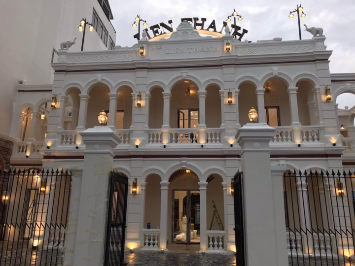 Trụ sở công ty ở 243 Bến Vân Đồn (phường Khánh Hội – TP.HCM) là ngôi biệt thự cổ đã tồn tại từ khi các nhà sáng lập chuyển Liên Thành vào Chợ Lớn.