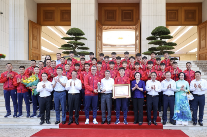 Thủ tướng chụp ảnh lưu niệm cùng đội tuyển - Ảnh: VGP/Nhật Bắc