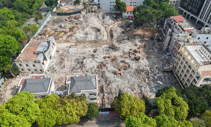 Theo kế hoạch, dự án quảng trường công viên phía Đông hồ Hoàn Kiếm được triển khai theo hai giai đoạn. Giai đoạn đầu tập trung hình thành không gian quảng trường nổi kết hợp cây xanh, cảnh quan và các khu vực sinh hoạt cộng đồng. Giai đoạn tiếp theo sẽ xây dựng hệ thống không gian ngầm gồm ba tầng hầm, đồng thời kết nối với nhà ga C9 của tuyến metro số 2 trong tương lai. Khi hoàn thành, dự án được kỳ vọng sẽ tạo ra không gian công cộng quy mô lớn ngay tại lõi đô thị trung tâm, góp phần cải thiện cảnh quan khu vực hồ Hoàn Kiếm, tăng khả năng kết nối giao thông công cộng và bổ sung thêm quỹ không gian sinh hoạt cho người dân Thủ đô.