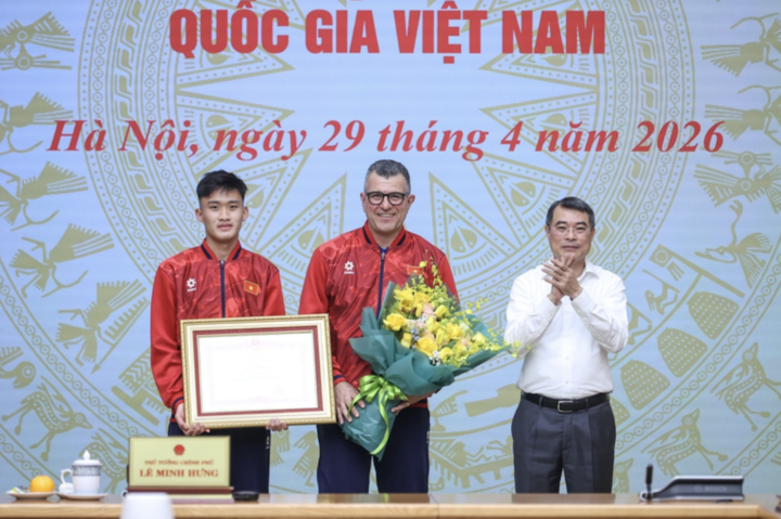 Thủ tướng Lê Minh Hưng tặng bằng khen cho đội tuyển bóng đá nam U17 Quốc gia Việt Nam - Ảnh: VGP/Nhật Bắc
