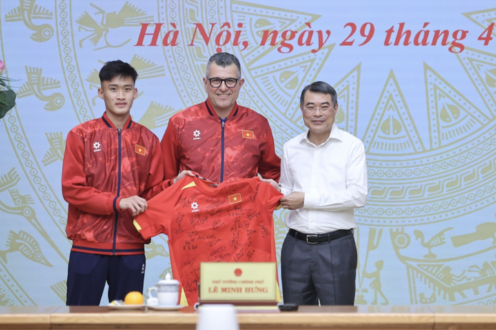 Đại diện đội tuyển bóng đá nam U17 Quốc gia Việt Nam tặng áo thi đấu cho Thủ tướng Lê Minh Hưng - Ảnh: VGP/Nhật Bắc